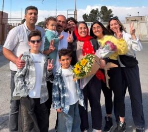 Maryam Akbari Monfared wurde am 8. April 2026 aus dem Qarchak-Gefängnis entlassen, nachdem sie nahezu 17 Jahre Haft ohne einen einzigen Tag Freigang ertragen hatte. Ihre Freilassung als eine der am längsten inhaftierten politischen Gefangenen Irans stellt einen Moment der Hoffnung für freiheitsliebende Menschen dar, die sich über Jahre hinweg für sie eingesetzt haben. Trotz zahlreicher Erkrankungen und schwerer körperlicher Beschwerden wurde ihr von den Behörden des klerikalen Regimes niemals eine medizinische Behandlung außerhalb des Gefängnisses genehmigt.
